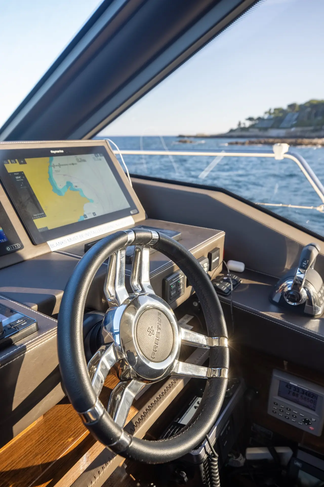 Prestige 680s, flybridge — Sardinia Lux Yachts, Sardegna. Prestige 680s — 21.4m