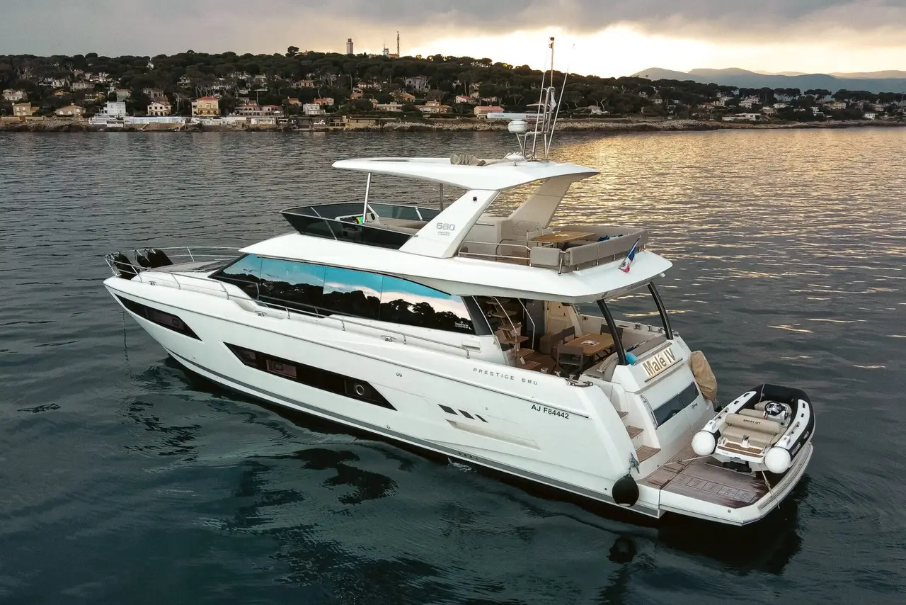 Prestige 680 — Sardinia Lux Yachts, Sardegna. Prestige 680 — 22m