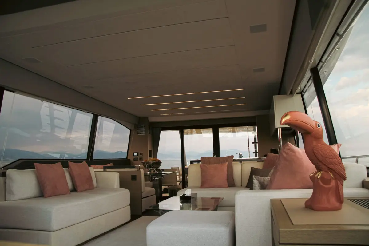 Prestige 680, pont arrière — Sardinia Lux Yachts, Sardaigne. Prestige 680 — 22m