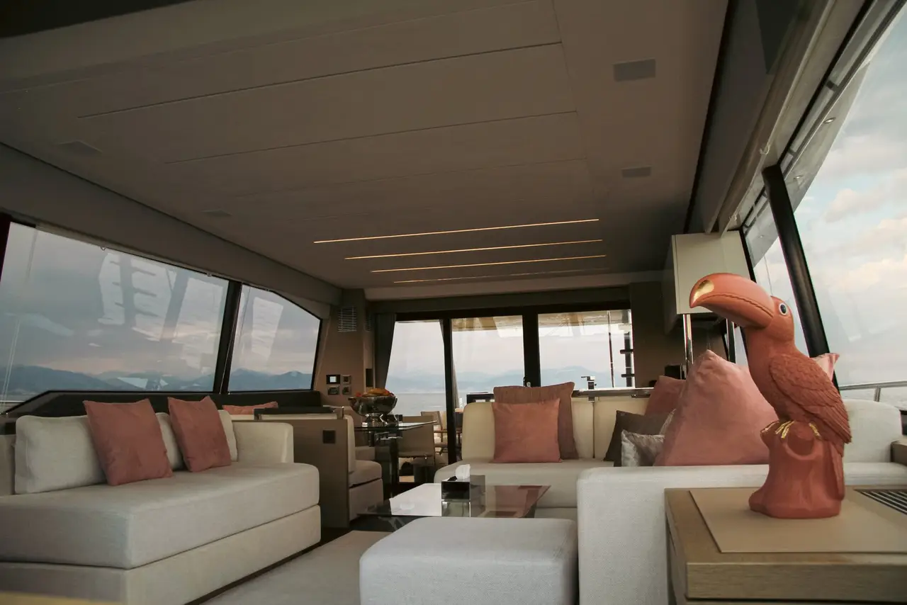 Prestige 680, salon — Sardinia Lux Yachts, Sardegna. Prestige 680 — 22m