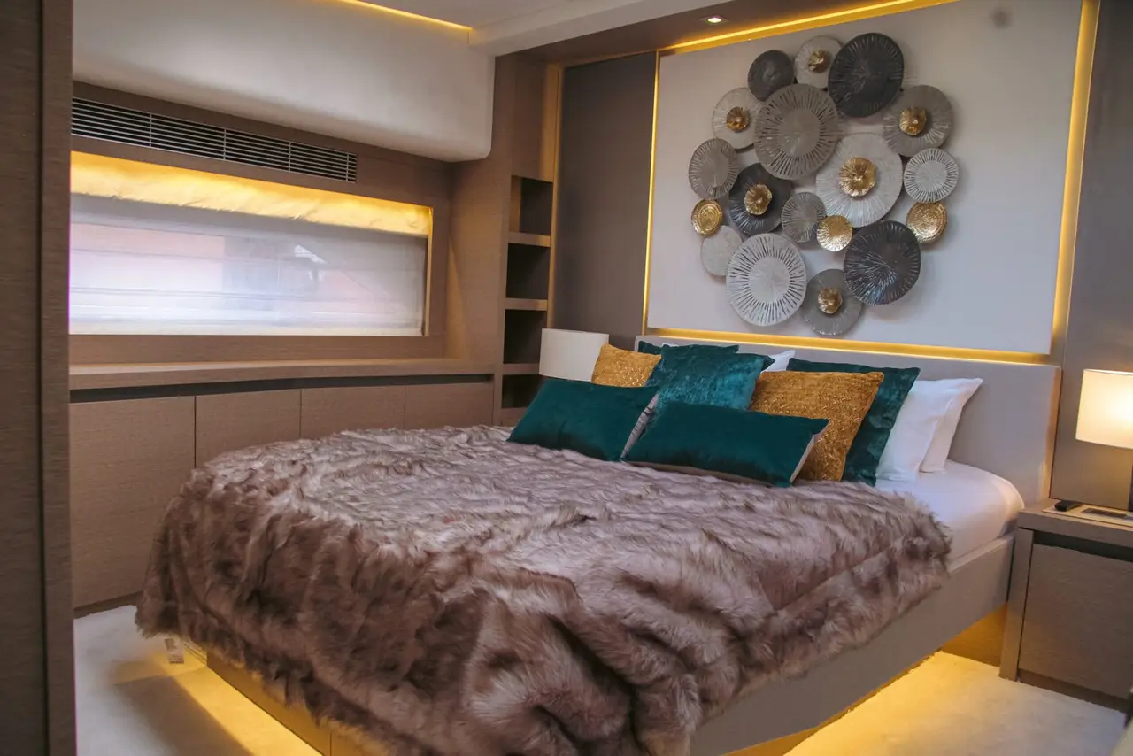 Prestige 680, esterno — Sardinia Lux Yachts, Sardegna. Prestige 680 — 22m