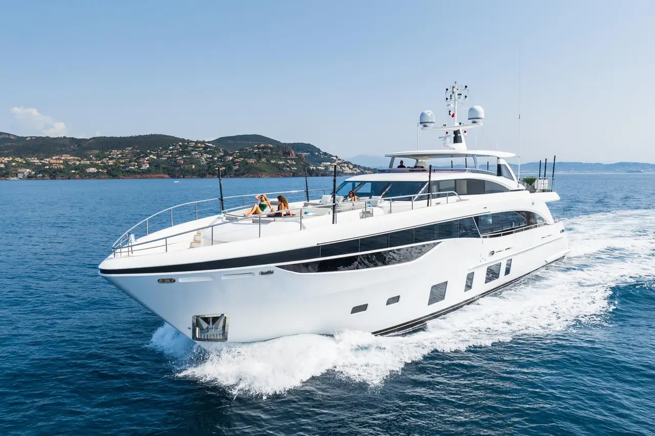 Princess 35M, esterno — Sardinia Lux Yachts, Sardegna. Princess 35M — 35m