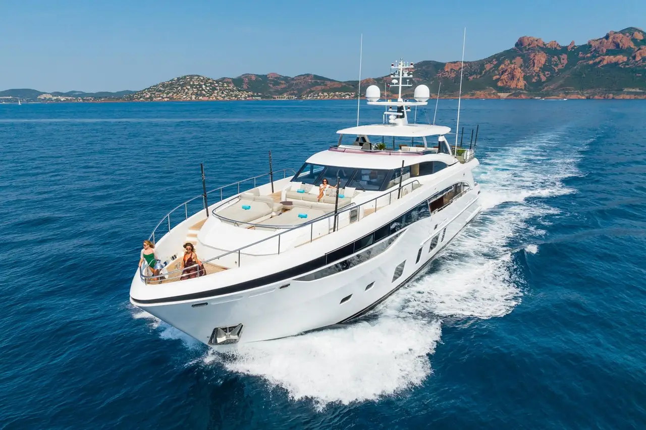 Princess 35M, ponte principale — Sardinia Lux Yachts, Sardegna. Princess 35M — 35m