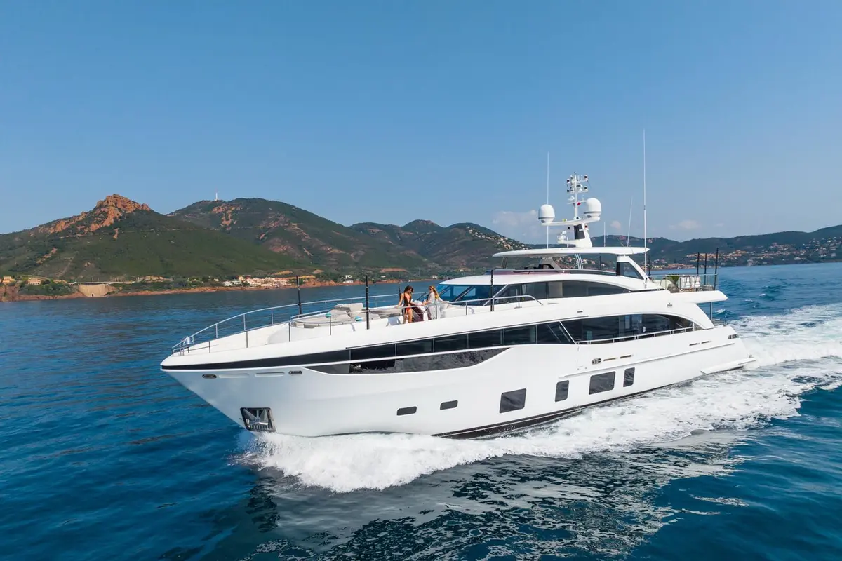 Princess 35M, cubierta de popa — Sardinia Lux Yachts, Cerdeña. Princess 35M — 35m