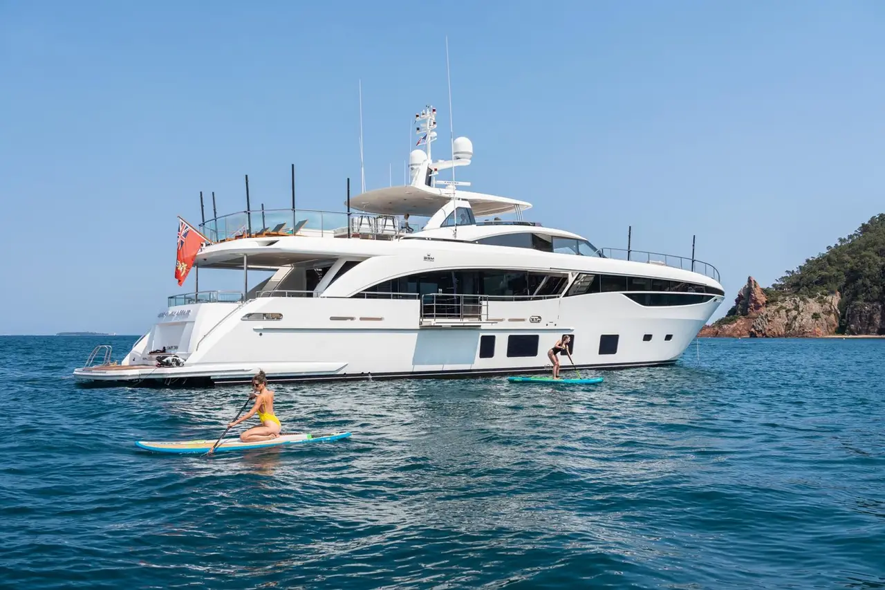 Princess 35M, cabina principale — Sardinia Lux Yachts, Sardegna. Princess 35M — 35m