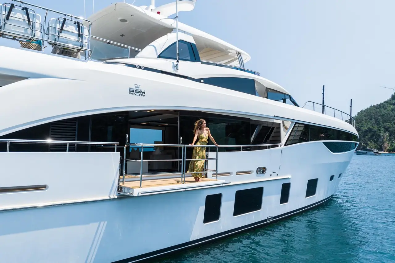 Princess 35M, esterno — Sardinia Lux Yachts, Sardegna. Princess 35M — 35m