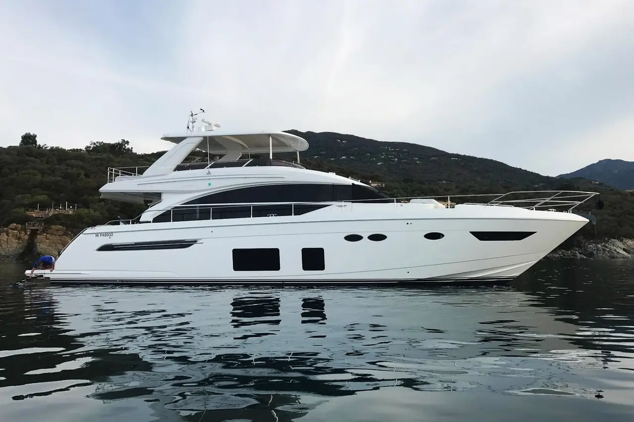 Princess 68 Fly — Sardinia Lux Yachts, Sardegna. Princess 68 Fly — 21m