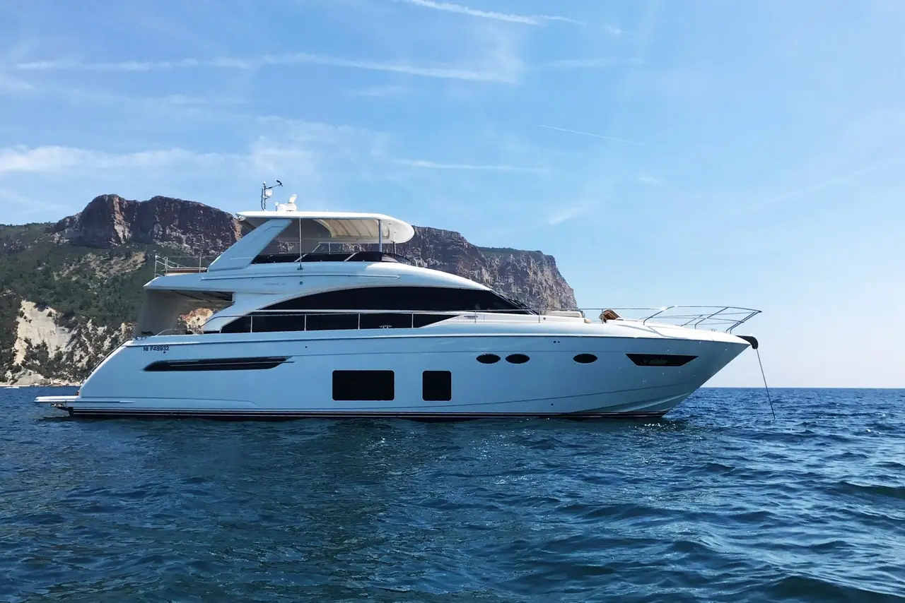 Princess 68 Fly, ponte di poppa — Sardinia Lux Yachts, Sardegna. Princess 68 Fly — 21m