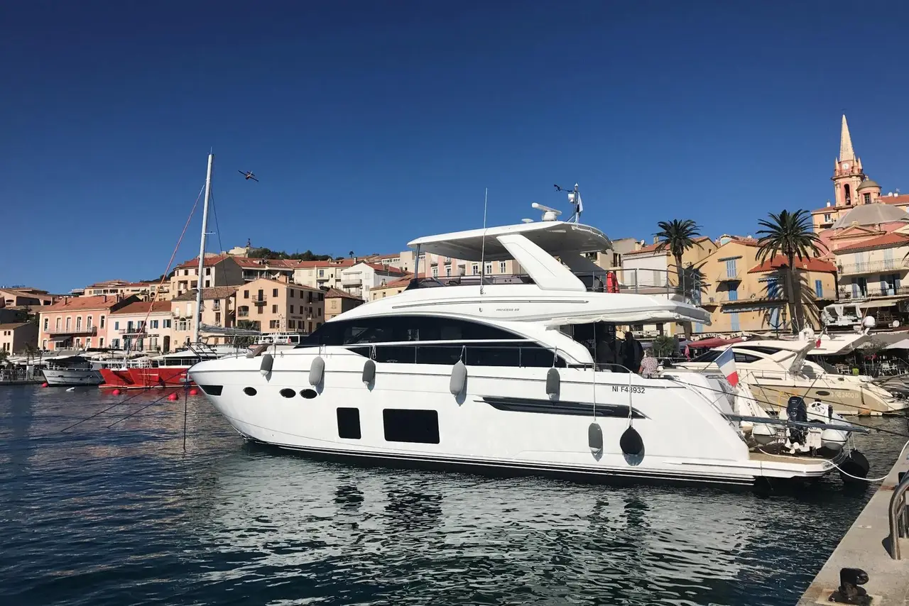 Princess 68 Fly, salon — Sardinia Lux Yachts, Sardegna. Princess 68 Fly — 21m