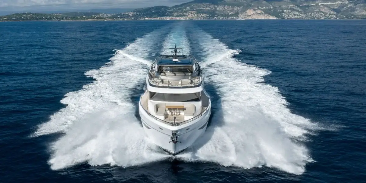 Princess Y80, ponte principale — Sardinia Lux Yachts, Sardegna. Princess Y80 — 25m
