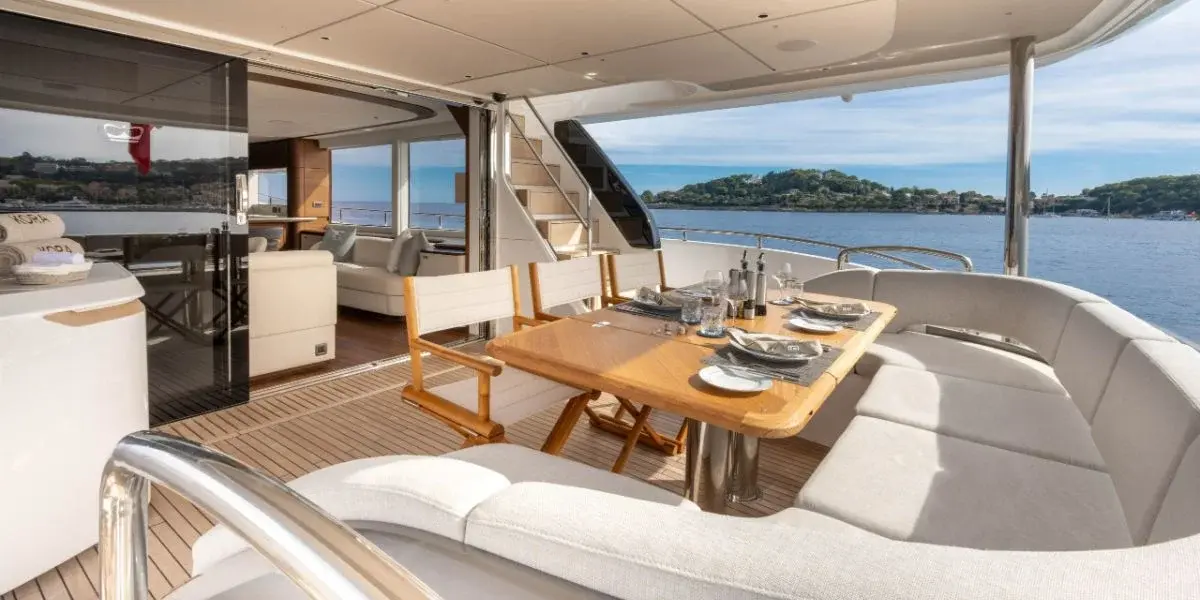 Princess Y80, ponte di poppa — Sardinia Lux Yachts, Sardegna. Princess Y80 — 25m