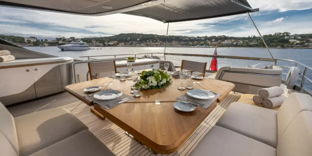 Princess Y80, cabina principale — Sardinia Lux Yachts, Sardegna. Princess Y80 — 25m