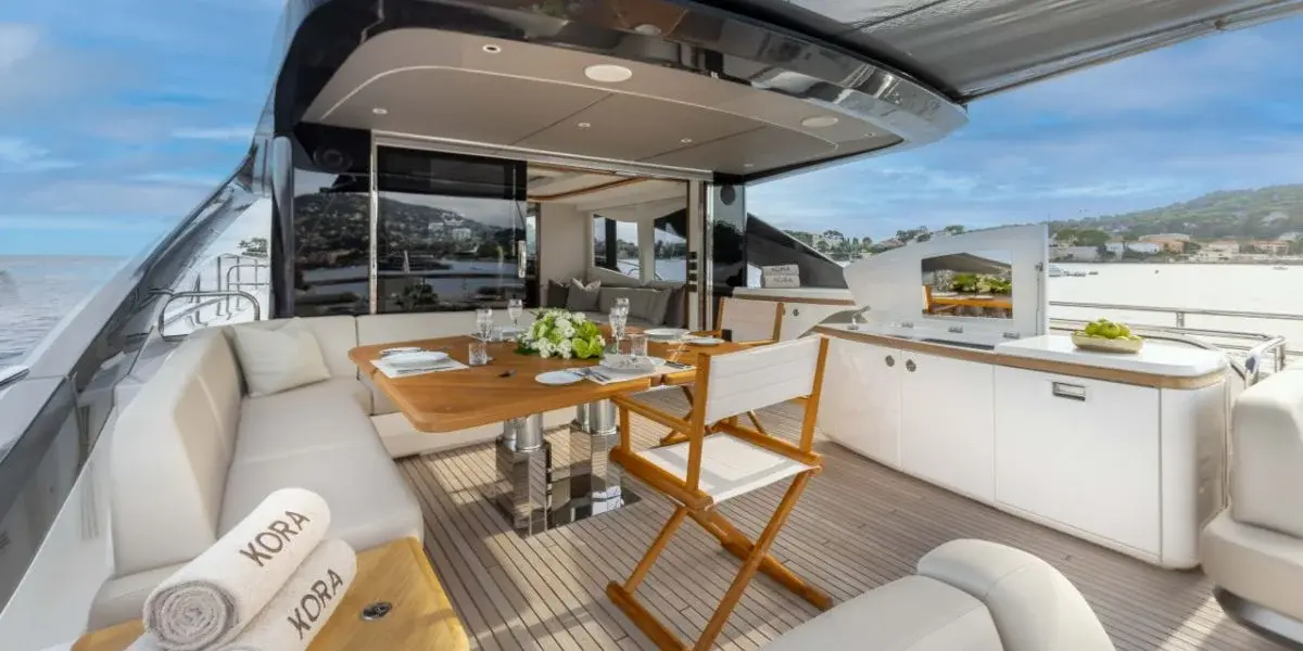 Princess Y80, flybridge — Sardinia Lux Yachts, Sardegna. Princess Y80 — 25m