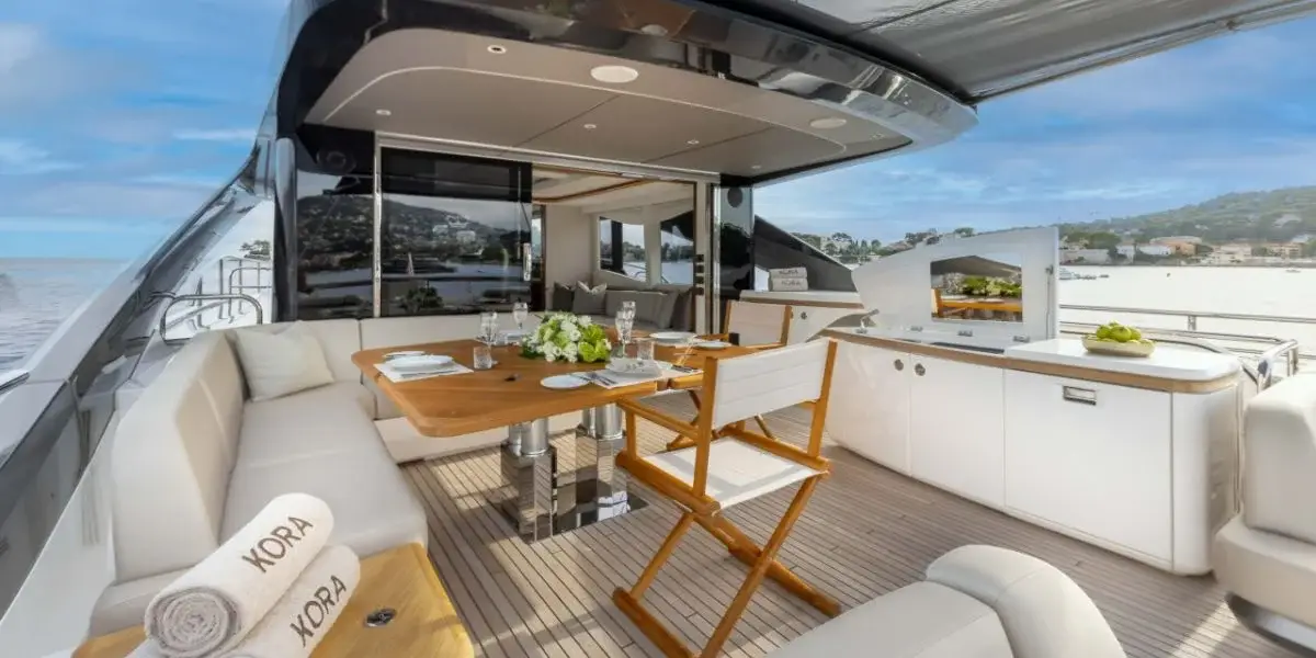 Princess Y80, flybridge — Sardinia Lux Yachts, Sardegna. Princess Y80 — 25m