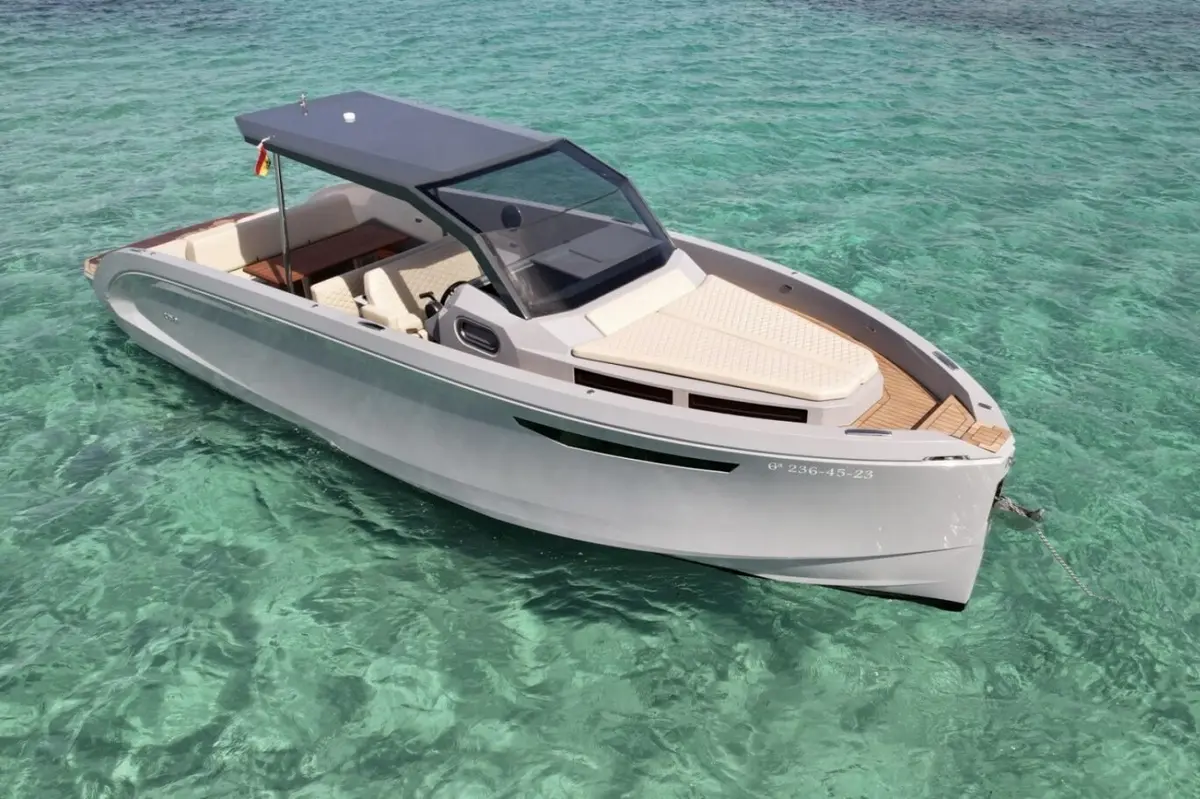 Rand Escape 30, esterno — Sardinia Lux Yachts, Sardegna. Nove metri agili, poca formalità, tramonto in Costa Smeralda