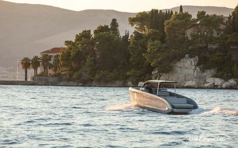 Rand Escape 30, esterno — Sardinia Lux Yachts, Sardegna. Nove metri agili, poca formalità, tramonto in Costa Smeralda