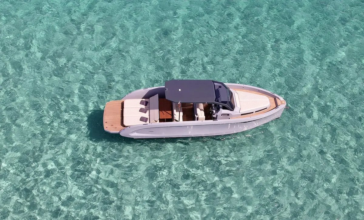 Rand Escape 30, ponte di poppa — Sardinia Lux Yachts, Sardegna. Nove metri agili, poca formalità, tramonto in Costa Smeralda
