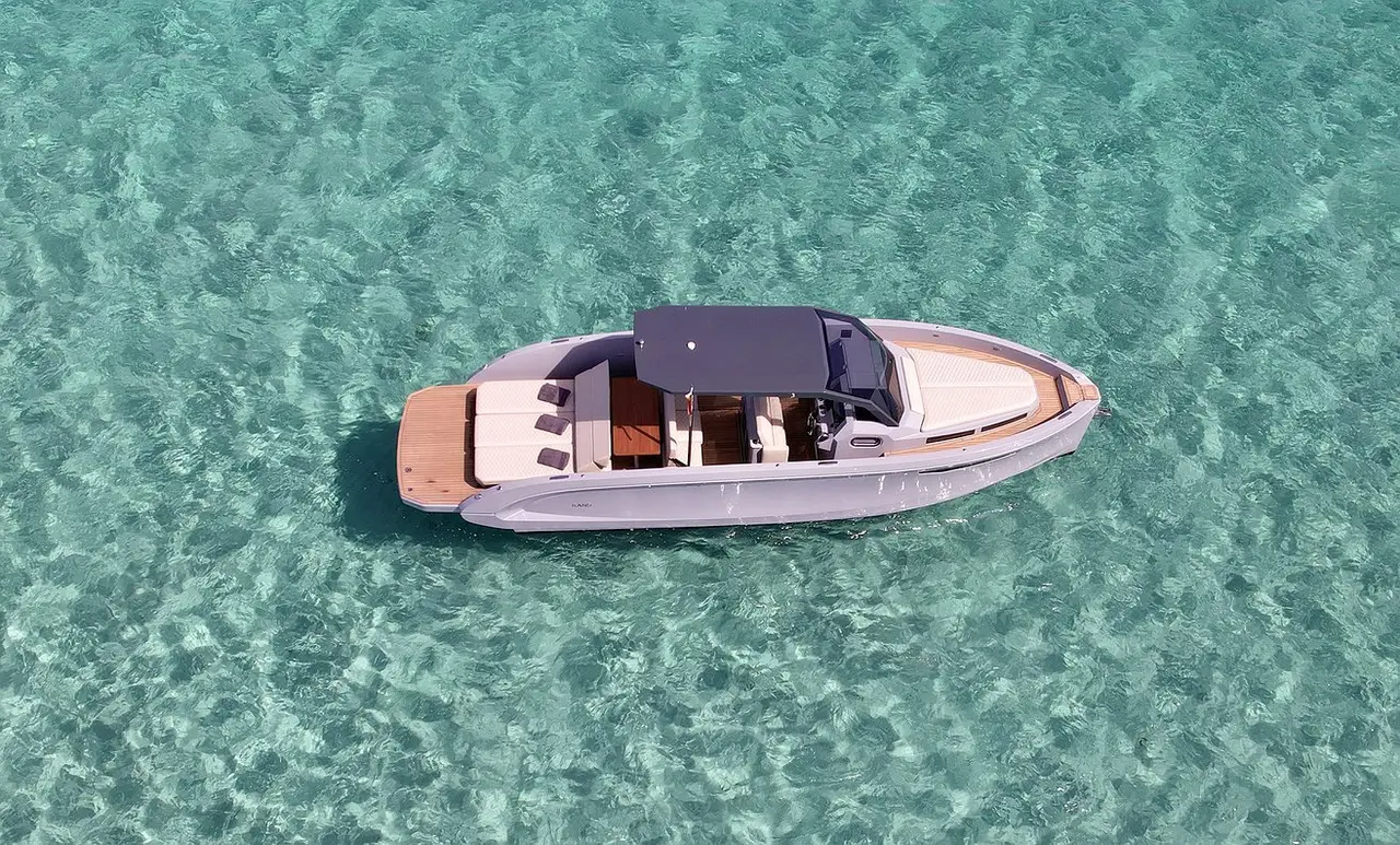 Rand Escape 30, ponte principale — Sardinia Lux Yachts, Sardegna. Nove metri agili, poca formalità, tramonto in Costa Smeralda