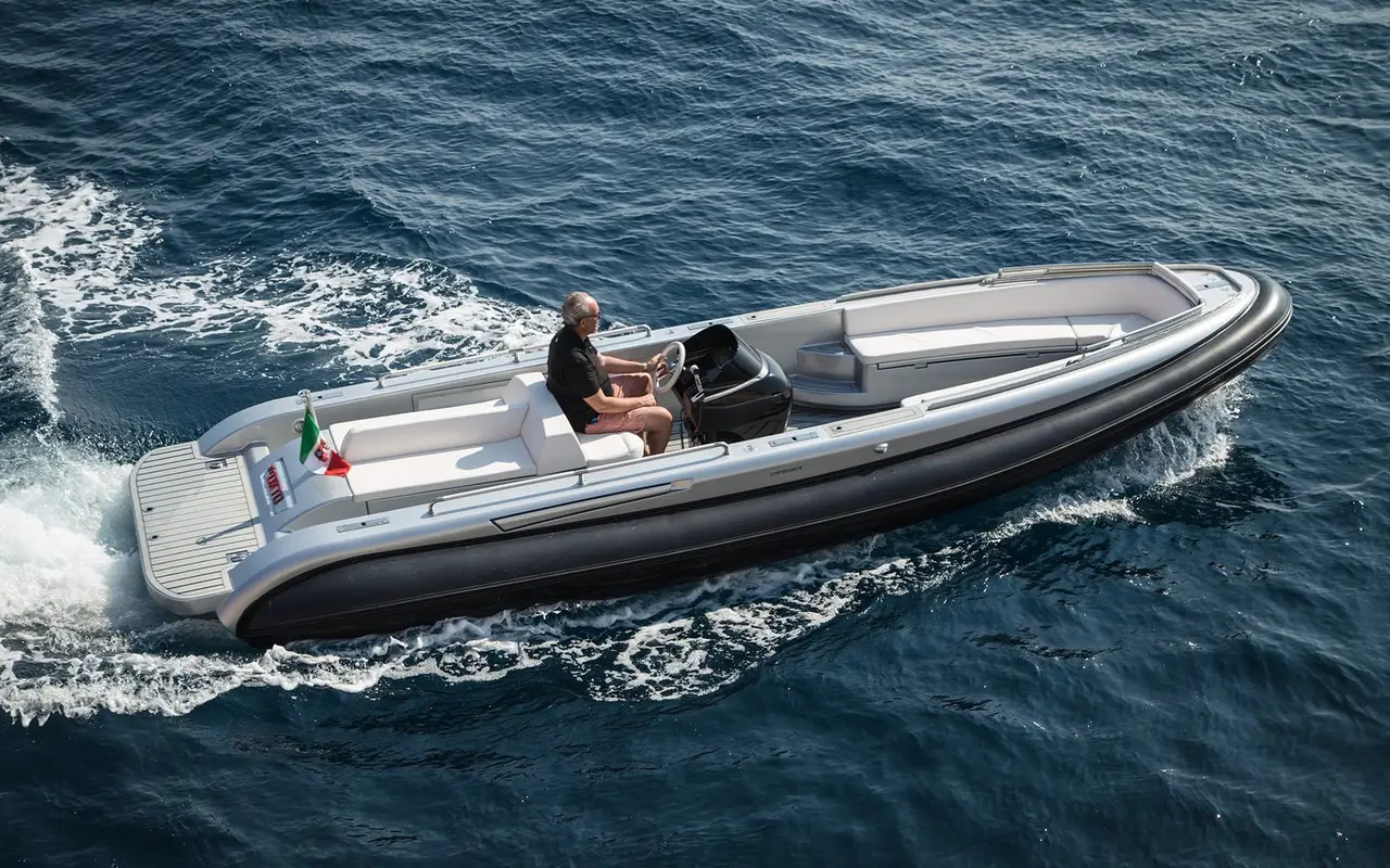 Rand Escape 30, cabina principale — Sardinia Lux Yachts, Sardegna. Nove metri agili, poca formalità, tramonto in Costa Smeralda