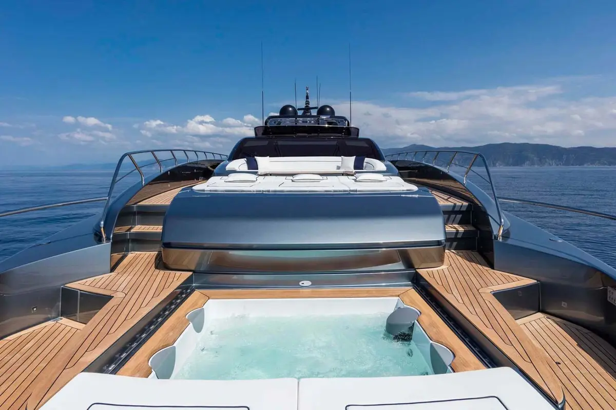 Riva 110, cubierta principal — Sardinia Lux Yachts, Cerdeña. Riva 110 — 33m