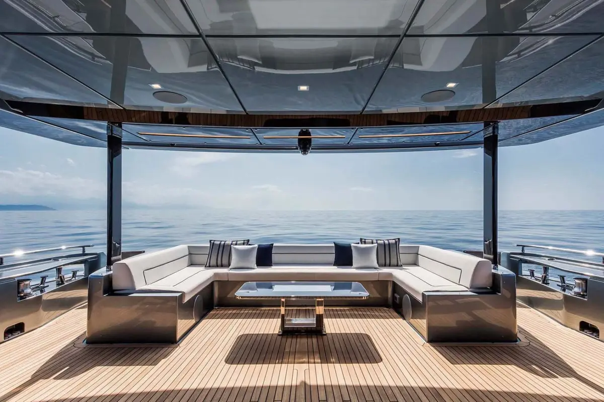 Riva 110, cubierta de popa — Sardinia Lux Yachts, Cerdeña. Riva 110 — 33m