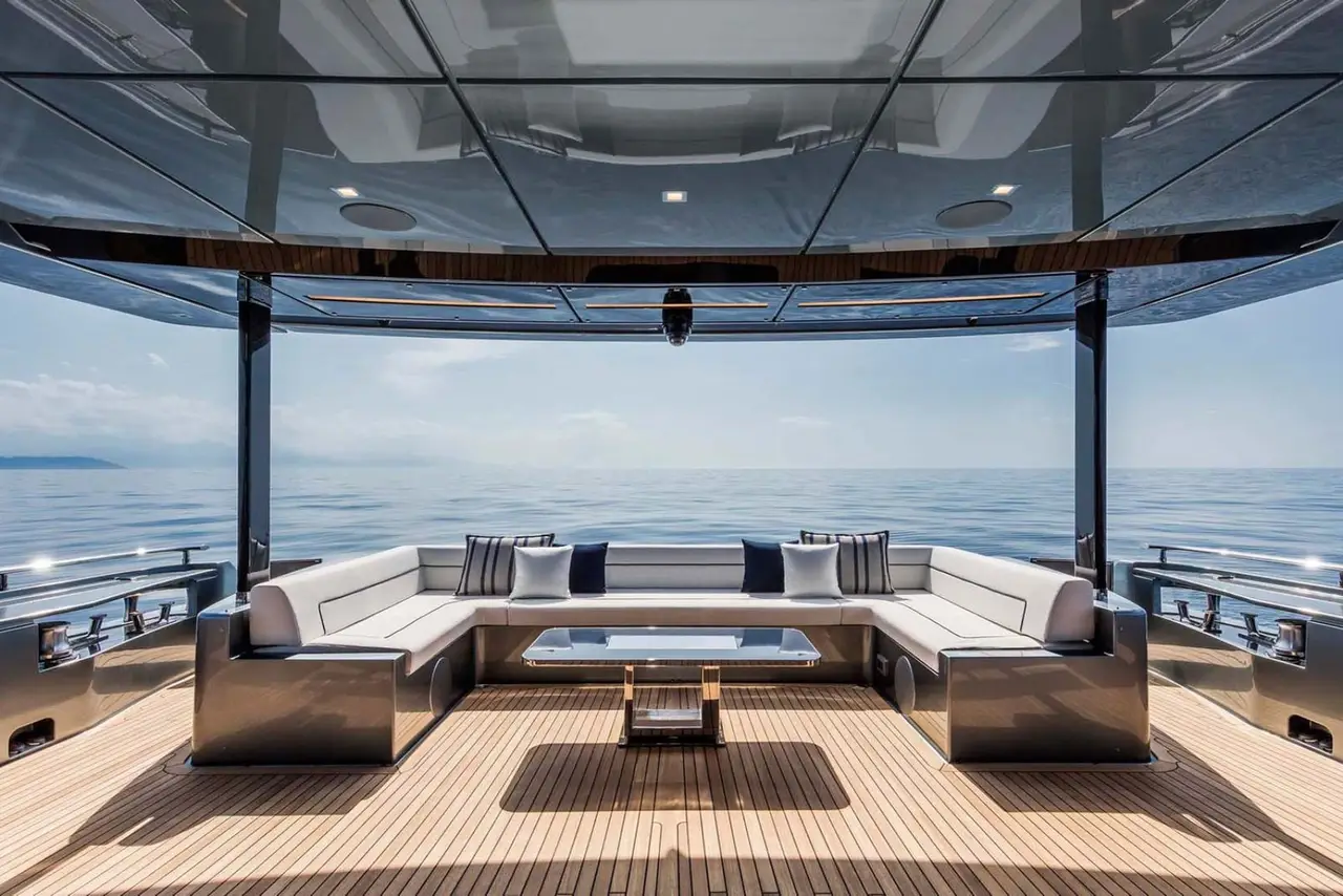 Riva 110, ponte di poppa — Sardinia Lux Yachts, Sardegna. Riva 110 — 33m