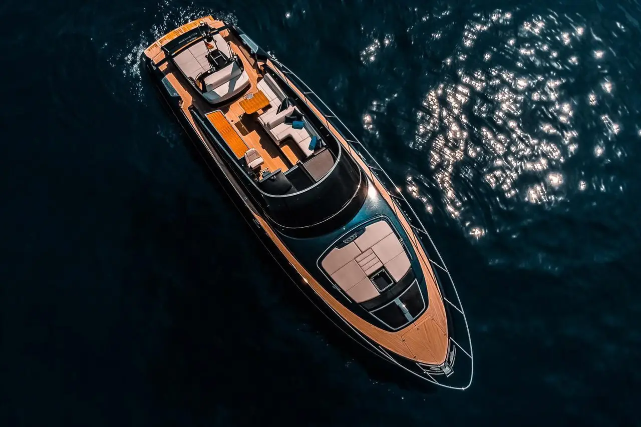 Riva 56 Rivale, cabina principale — Sardinia Lux Yachts, Sardegna. Riva 56 Rivale — 17m
