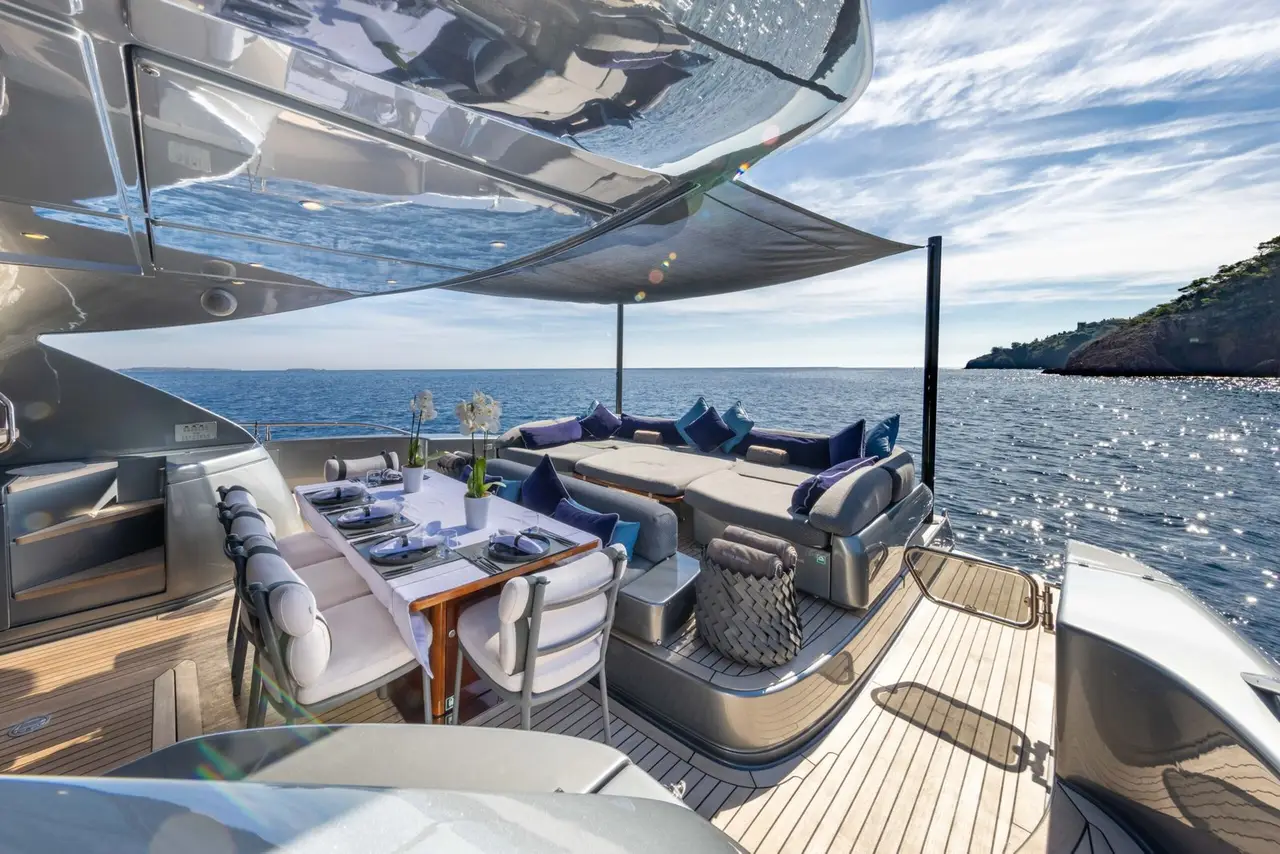 Riva 86 Domino, cabina principale — Sardinia Lux Yachts, Sardegna. Riva 86 Domino — 26m