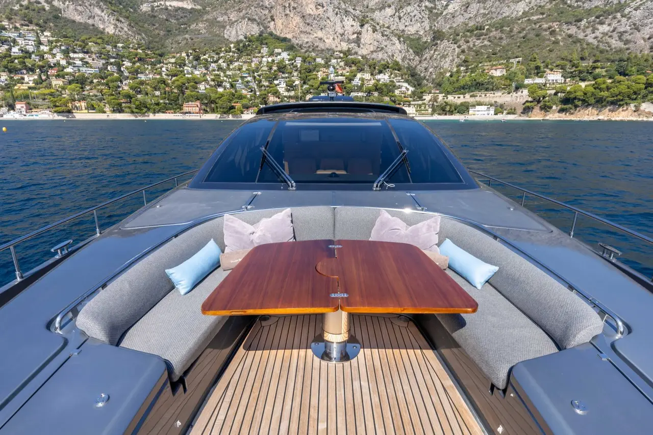 Riva 86 Domino, flybridge — Sardinia Lux Yachts, Sardegna. Riva 86 Domino — 26m