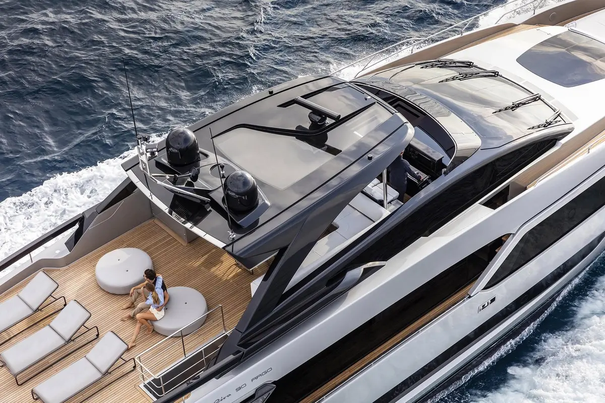 Riva 90, ponte principale — Sardinia Lux Yachts, Sardegna. Riva 90 — 28.5m