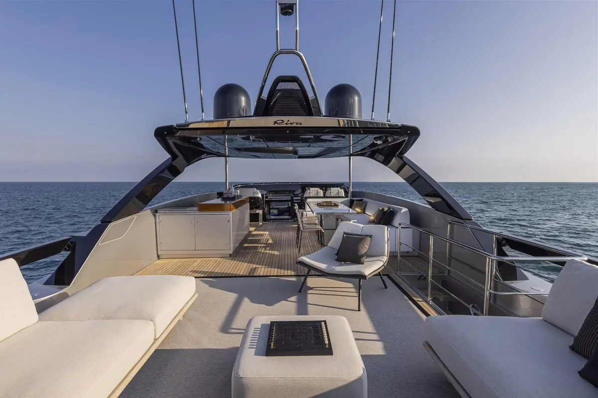 Riva 90, cabina principale — Sardinia Lux Yachts, Sardegna. Riva 90 — 28.5m
