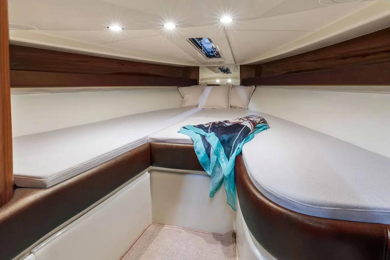 Riva Aquariva, ponte principale — Sardinia Lux Yachts, Sardegna. Uscite veloci in mogano sulla Costa Smeralda