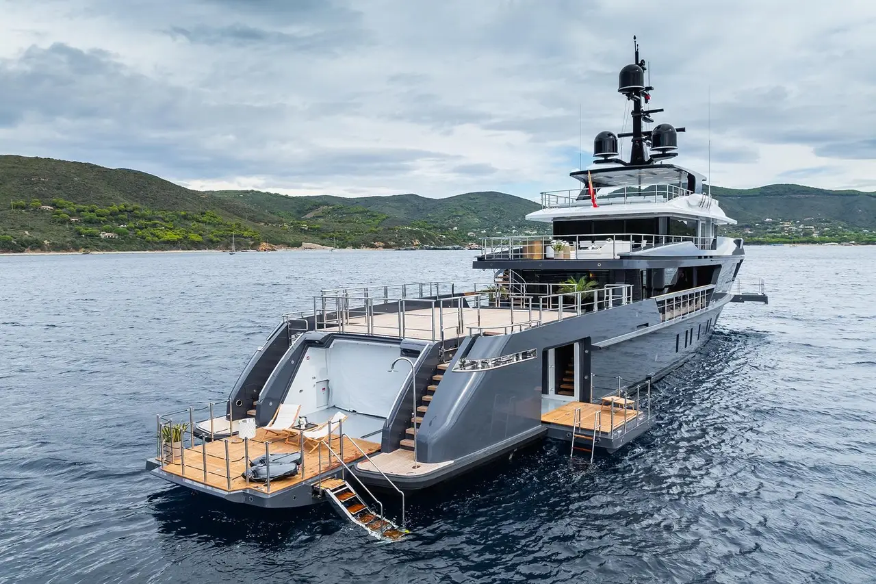 M, ponte principale — Sardinia Lux Yachts, Sardegna. M — 47m