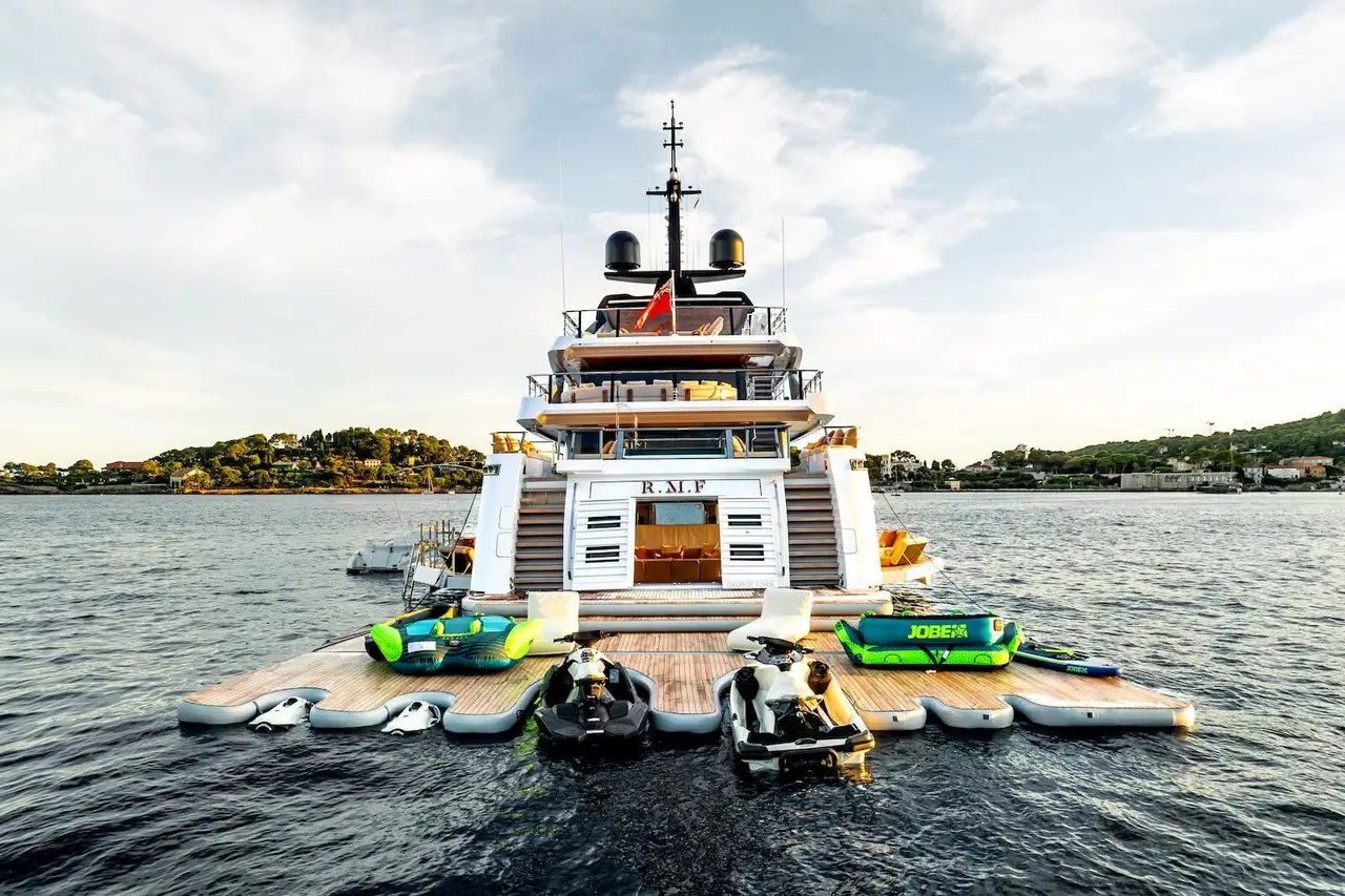RMF, ponte principale — Sardinia Lux Yachts, Sardegna. Un ponte di 52 metri per dieci ospiti