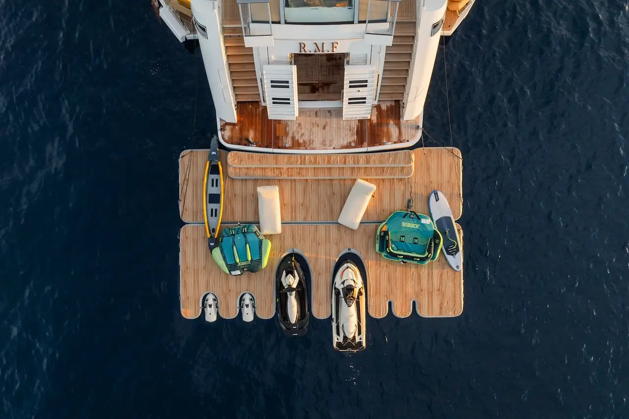 RMF, ponte di poppa — Sardinia Lux Yachts, Sardegna. Un ponte di 52 metri per dieci ospiti