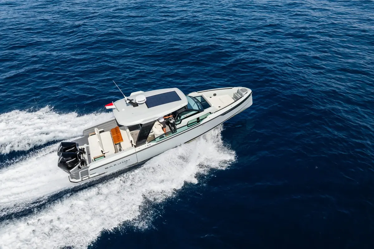 Saxdor 320, ponte di poppa — Sardinia Lux Yachts, Sardegna. Saxdor 320 — 10m