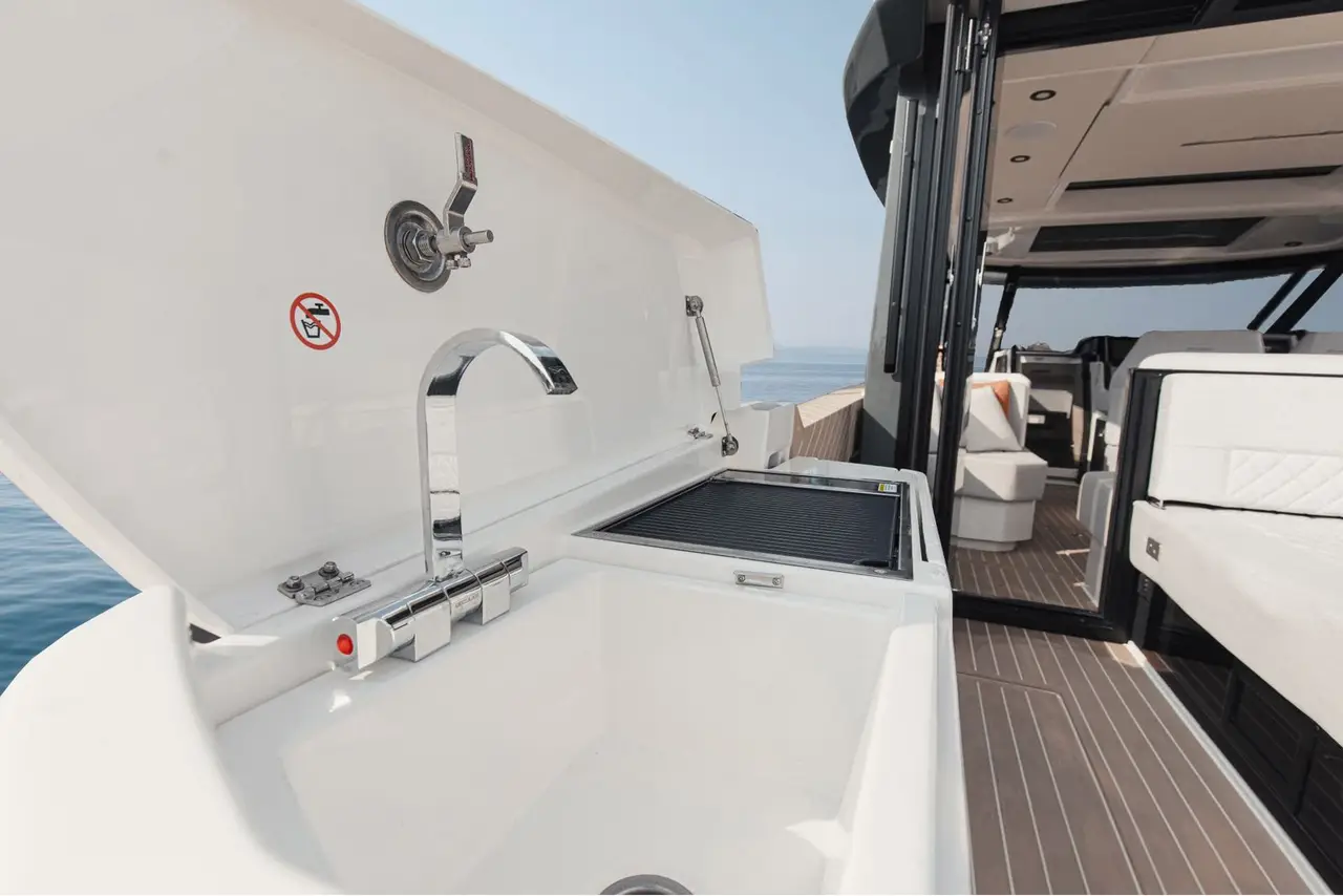 Saxdor 400 GTO, flybridge — Sardinia Lux Yachts, Sardinia. Saxdor 400 GTO — 12.4m