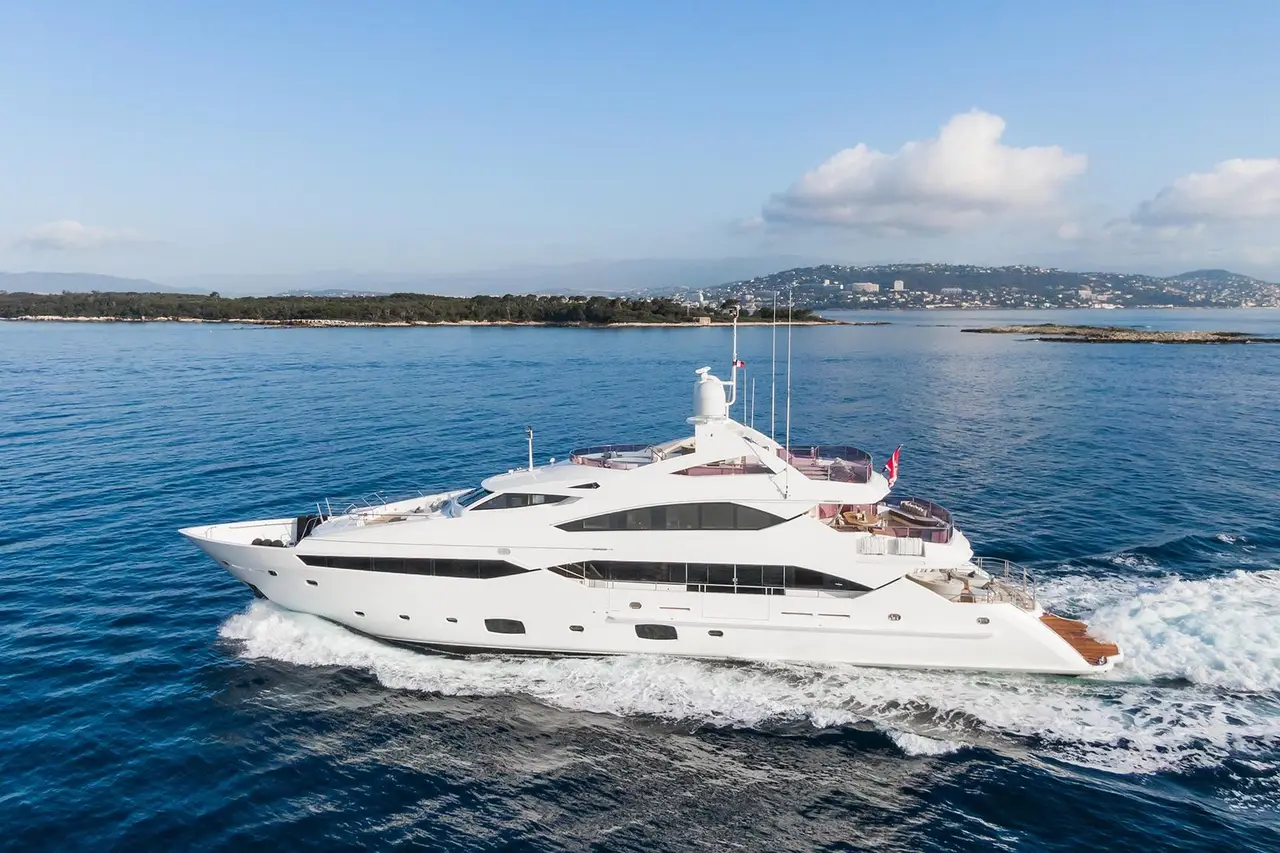 Thumper, extérieur — Sardinia Lux Yachts, Sardaigne. Une ligne basse et rapide pour la Costa Smeralda