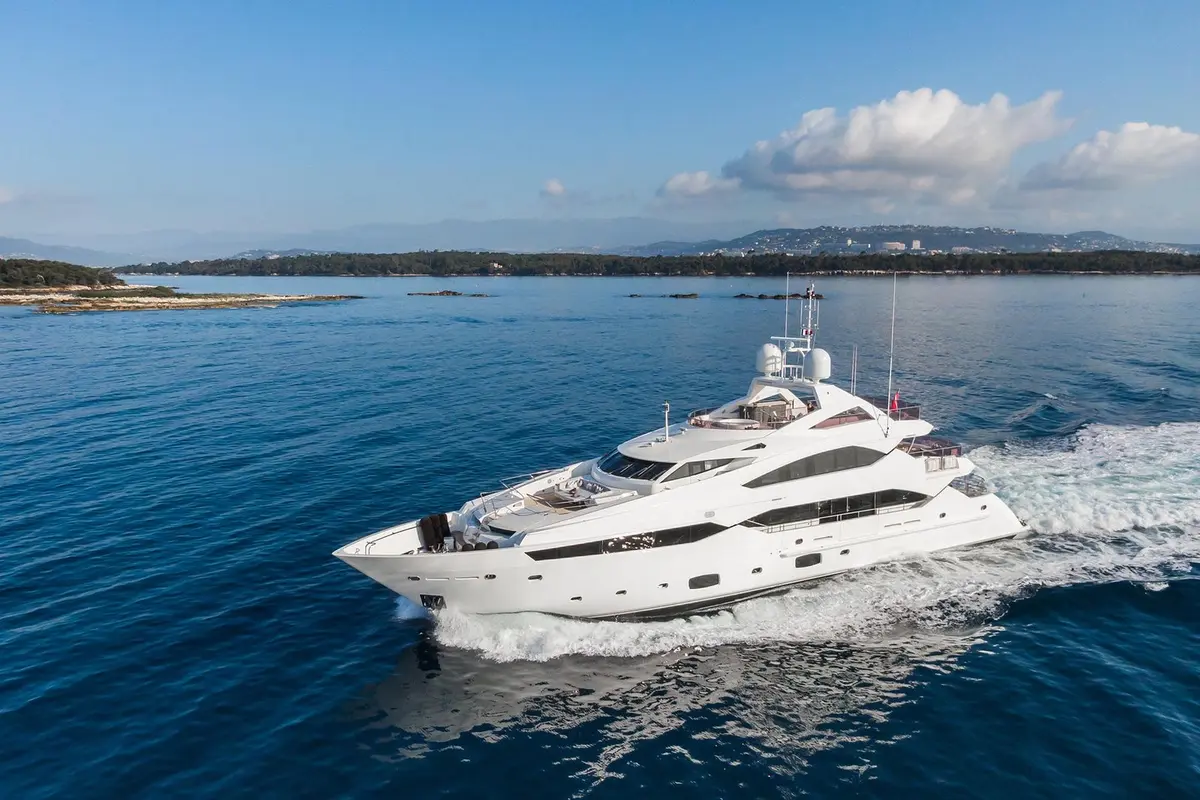 Thumper, ponte di poppa — Sardinia Lux Yachts, Sardegna. Al tramonto lungo la costa di granito