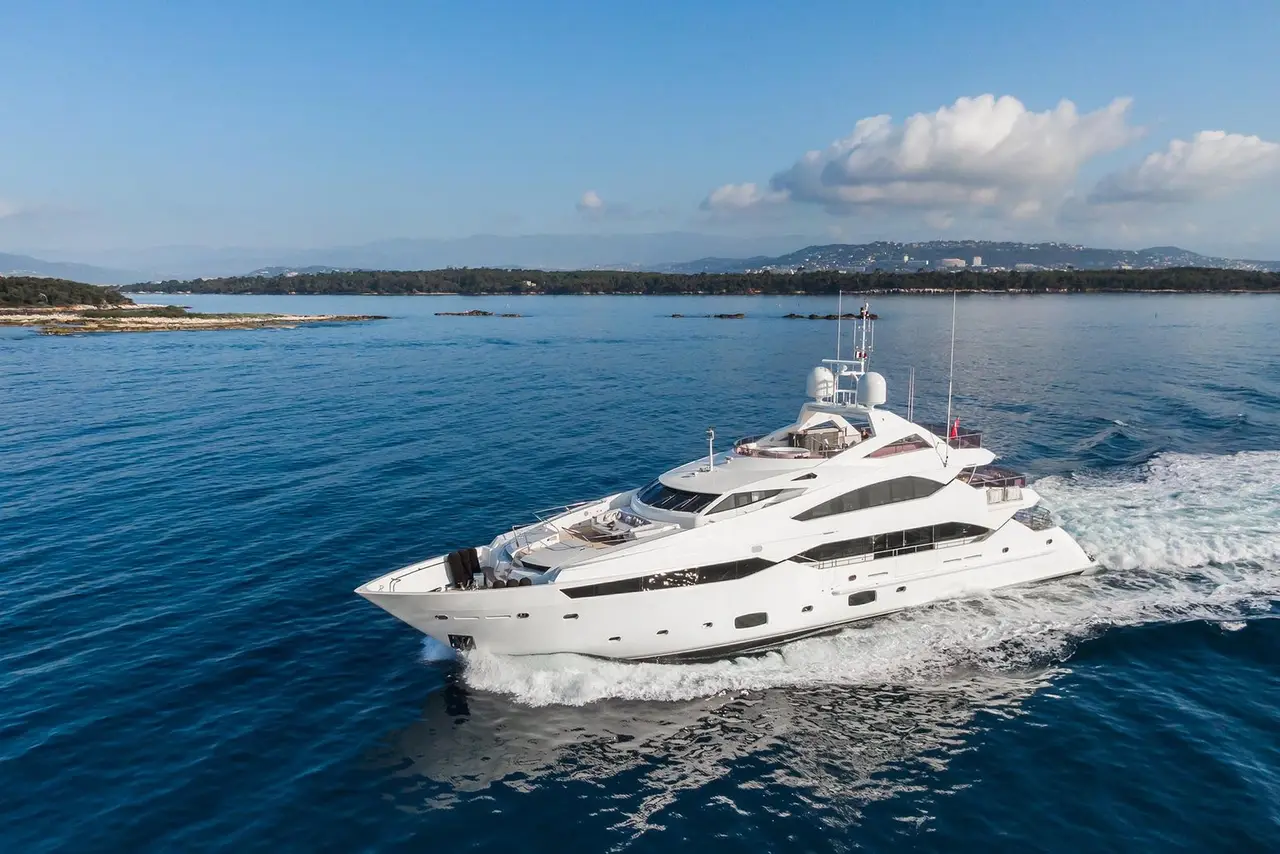 Thumper, pont principal — Sardinia Lux Yachts, Sardaigne. Une ligne basse et rapide pour la Costa Smeralda