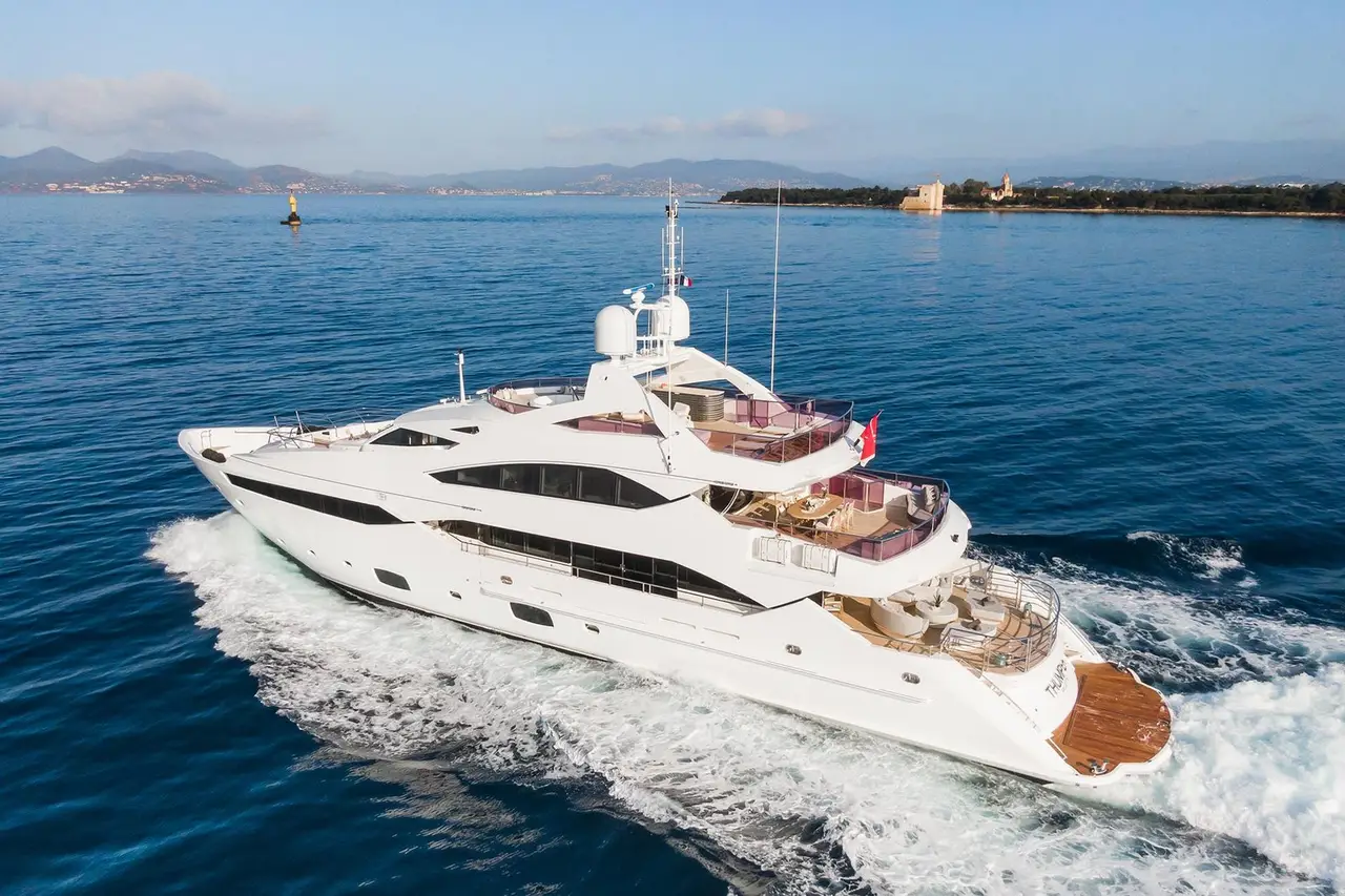 Thumper, pont arrière — Sardinia Lux Yachts, Sardaigne. Une ligne basse et rapide pour la Costa Smeralda