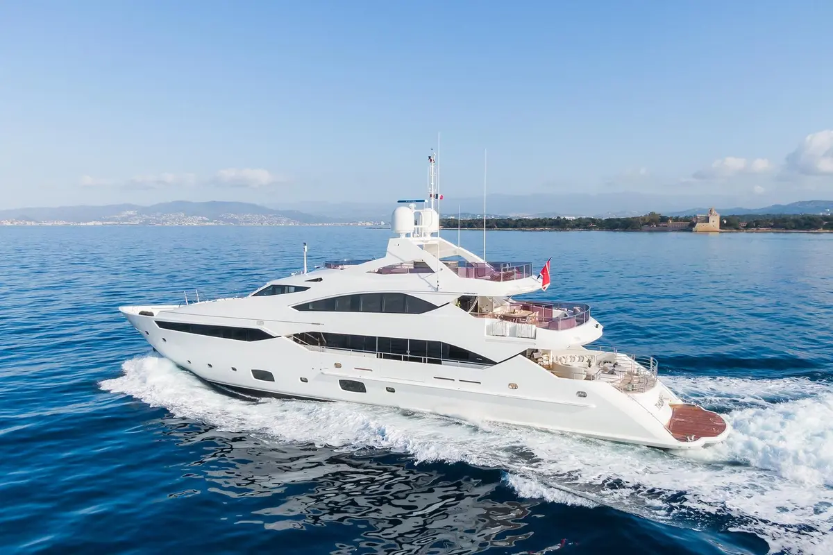 Thumper, cabina principale — Sardinia Lux Yachts, Sardegna. Al tramonto lungo la costa di granito
