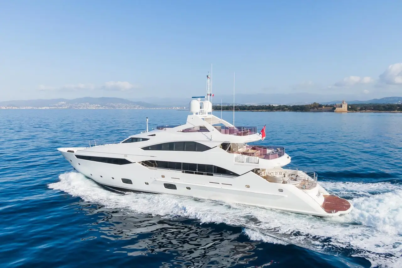 Thumper, salon — Sardinia Lux Yachts, Sardaigne. Une ligne basse et rapide pour la Costa Smeralda