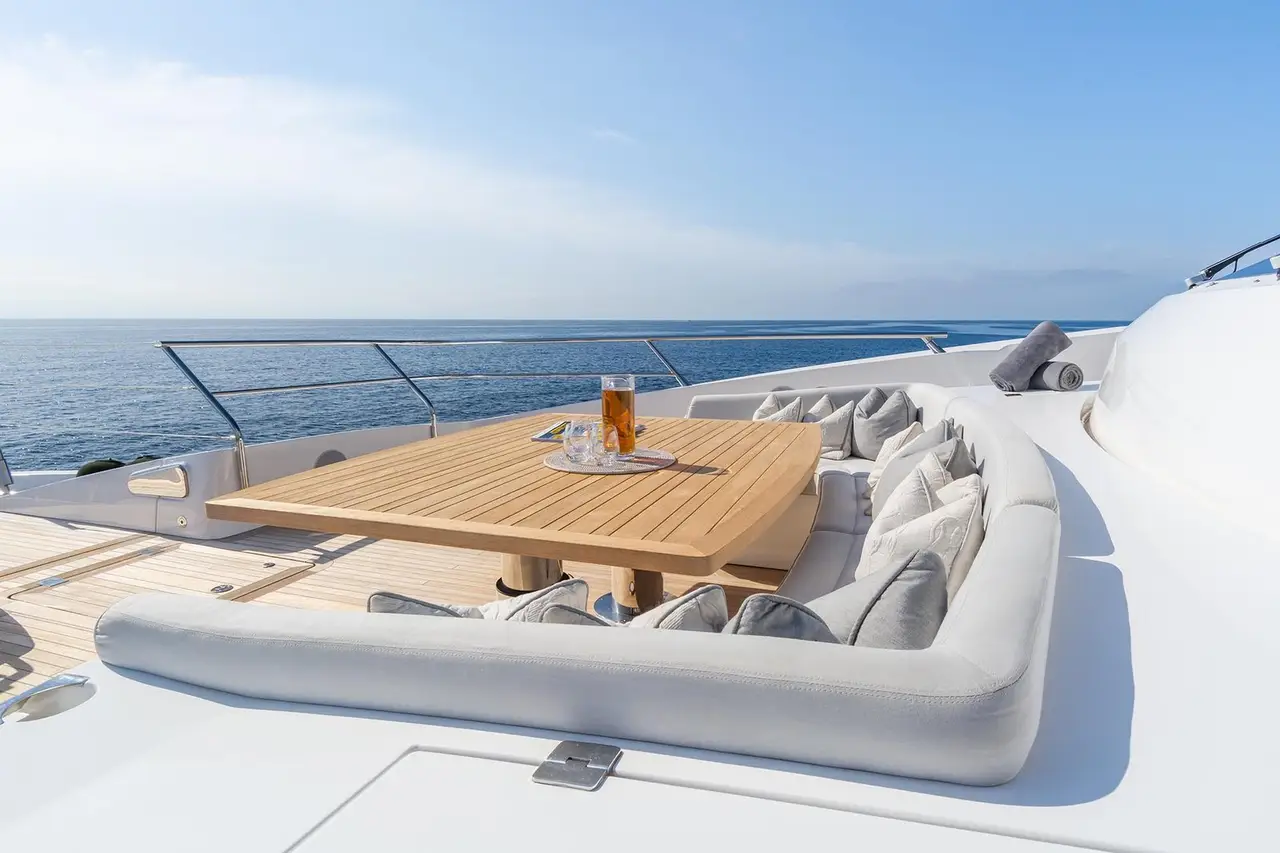 Thumper, cabine principale — Sardinia Lux Yachts, Sardaigne. Une ligne basse et rapide pour la Costa Smeralda