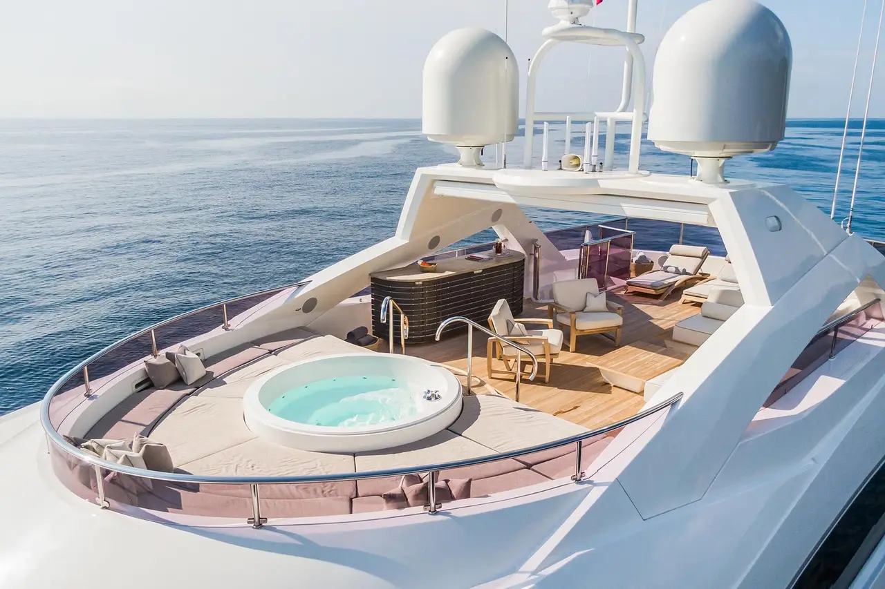 Thumper, flybridge — Sardinia Lux Yachts, Sardaigne. Une ligne basse et rapide pour la Costa Smeralda