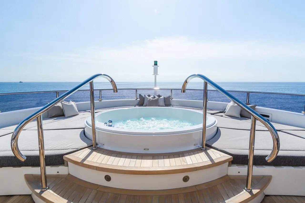 Thumper, extérieur — Sardinia Lux Yachts, Sardaigne. Une ligne basse et rapide pour la Costa Smeralda