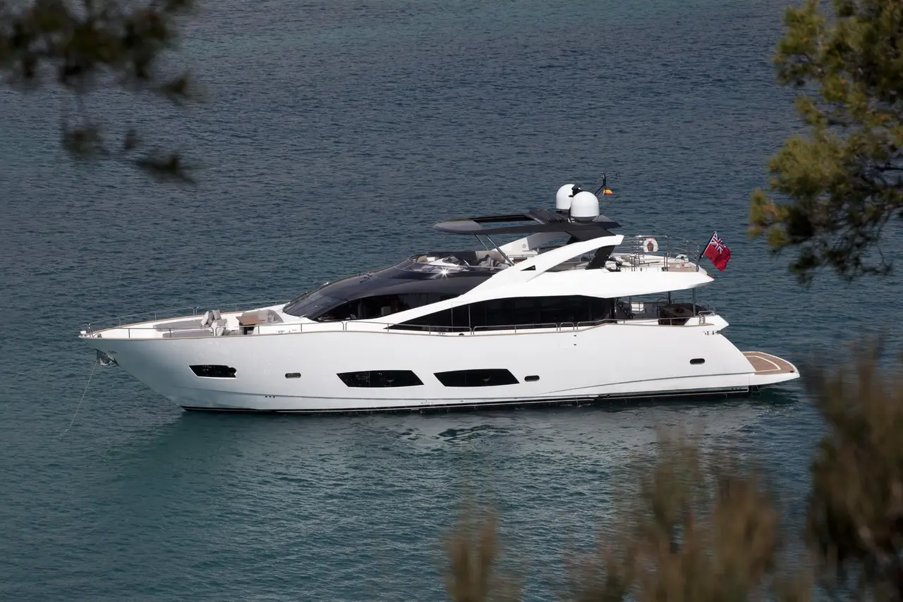 Sunseeker 28, ponte principale — Sardinia Lux Yachts, Sardegna. Sunseeker 28 — 28m