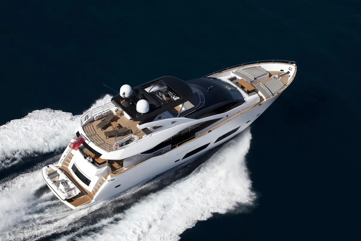 Sunseeker 28, ponte di poppa — Sardinia Lux Yachts, Sardegna. Sunseeker 28 — 28m