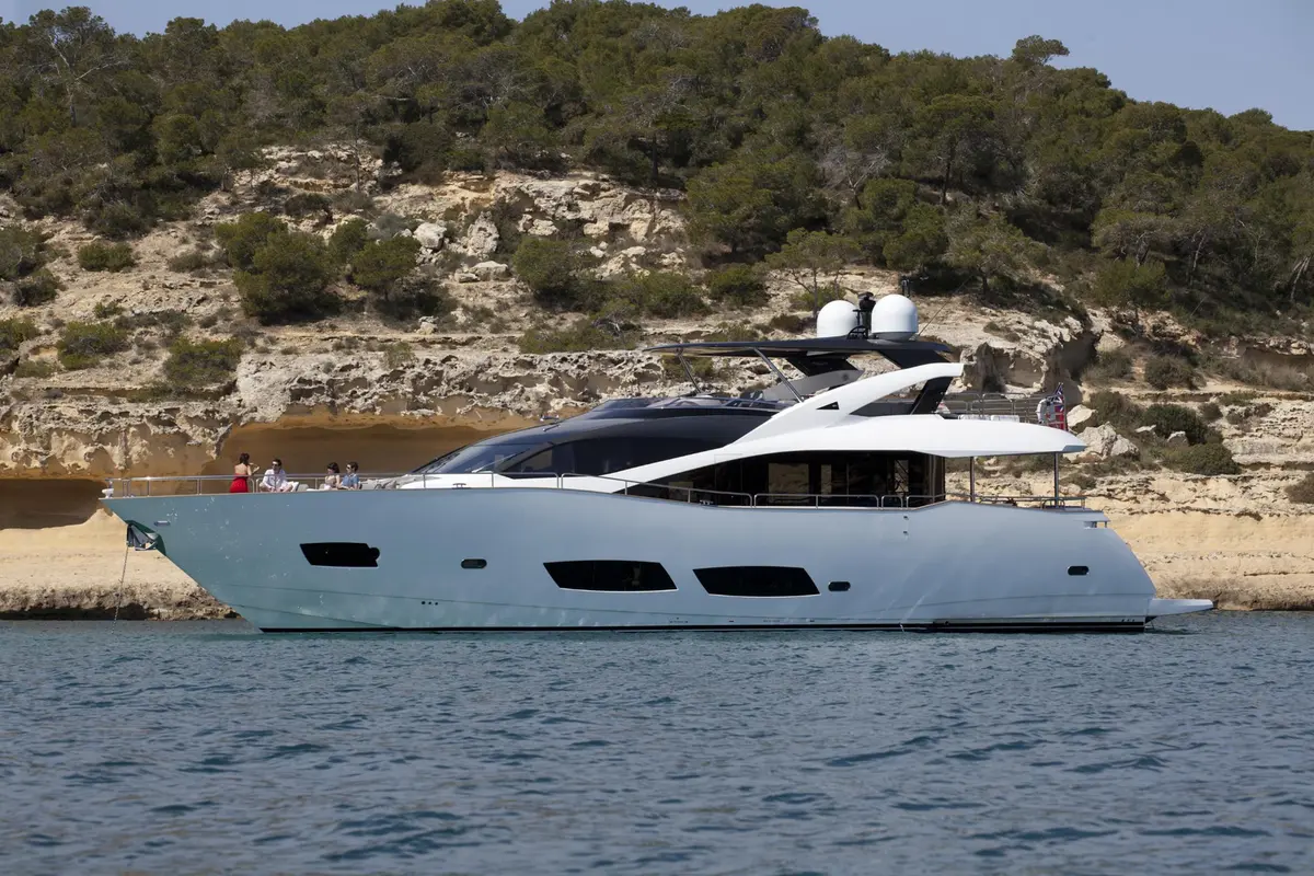 Sunseeker 28, cabina principale — Sardinia Lux Yachts, Sardegna. Sunseeker 28 — 28m