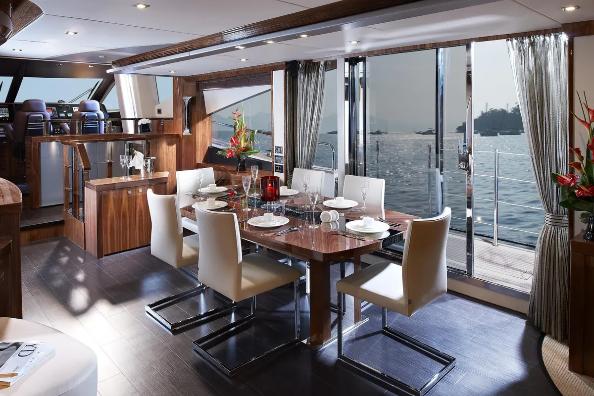 Sunseeker 28, flybridge — Sardinia Lux Yachts, Sardegna. Sunseeker 28 — 28m